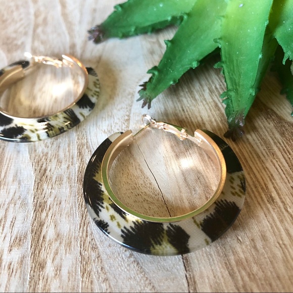 NEW! Animal Print Acrylic Hoops Leopard Cheetah - Picture 3 of 8